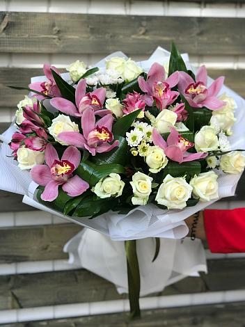 Букет цветов из: Розы и Хризантемы в Большие Колпаны