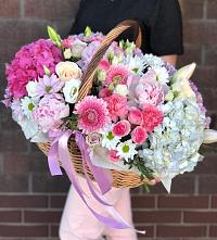 Композиция солнечный день в Большие Колпаны Цветочная композиция из Розы, Хризантемы, Пионы и Лизиантусы в корзине в Большие Колпаны
