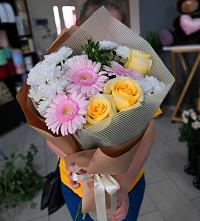 Букет цветов из:  Герберы, Розы и Хризантемы в Большие Колпаны