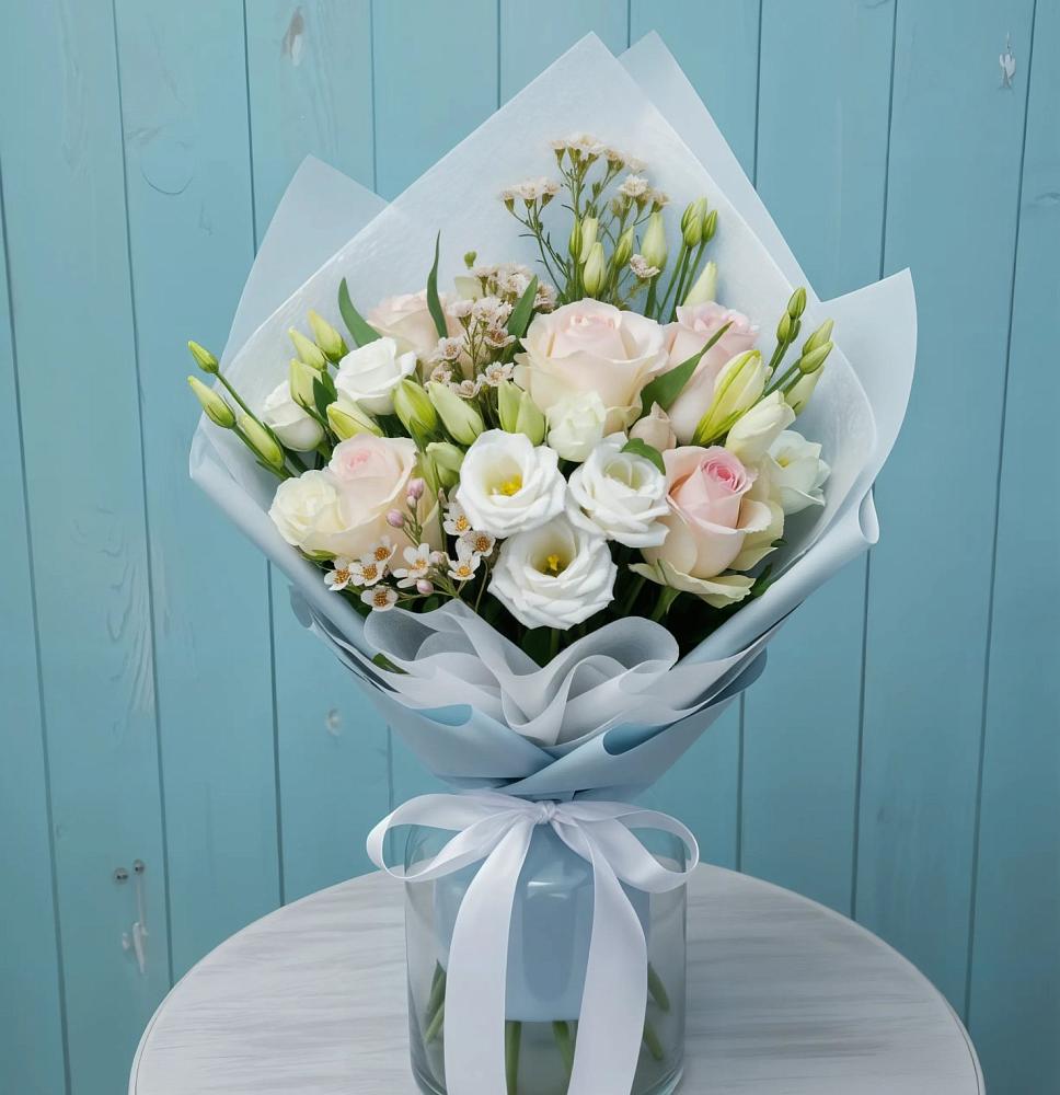 Букет цветов из: Розы и Лизиантусы в Большие Колпаны