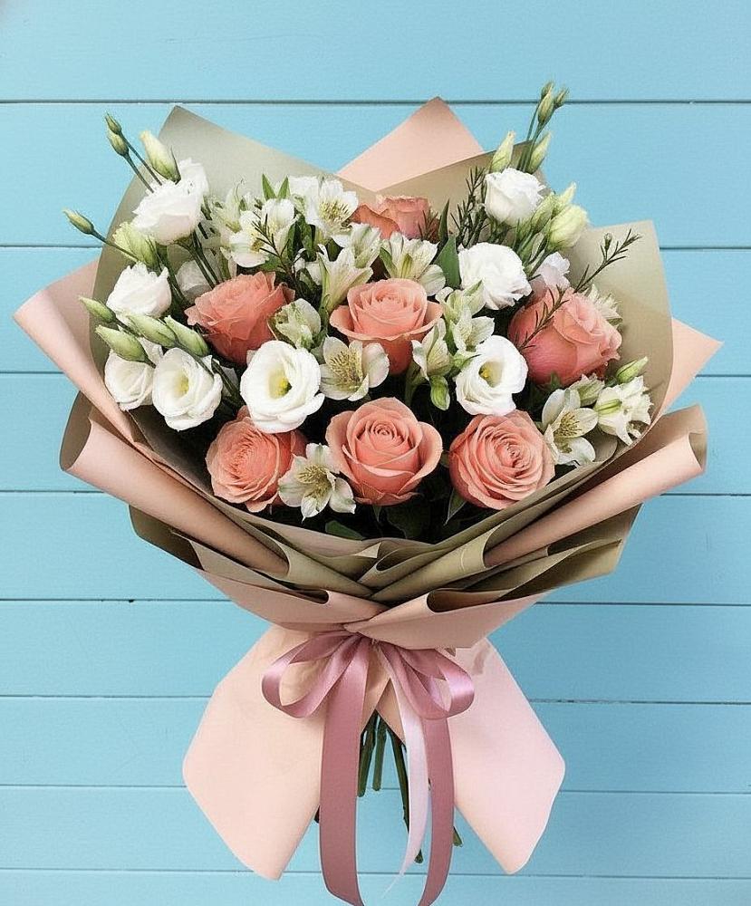 Букет цветов из: Розы, Альстромерии и Лизиантусы в Большие Колпаны