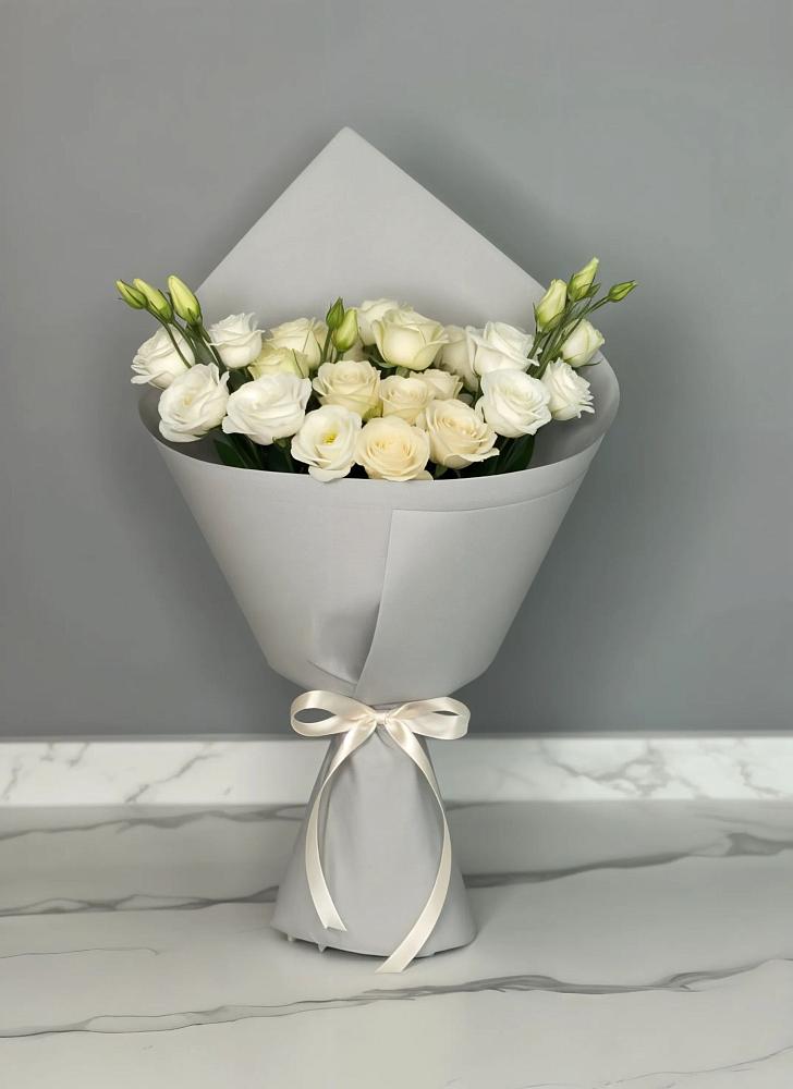 Букет цветов из: Розы и Лизиантусы в Большие Колпаны