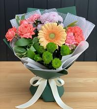 Букет цветов из:  Гвоздики, Розы, Герберы и Хризантемы в Большие Колпаны