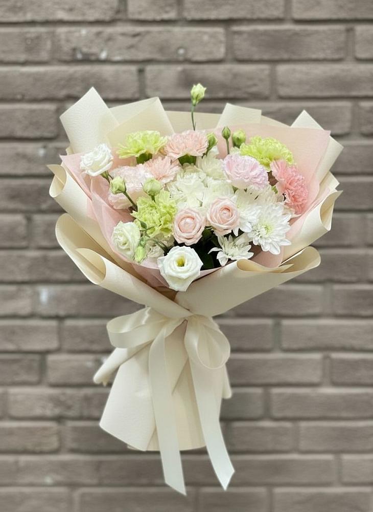 Букет цветов из: Гвоздики, Розы, Лизиантусы и Хризантемы в Большие Колпаны