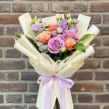 Букет цветов из:  Лизиантусы и Розы в Большие Колпаны