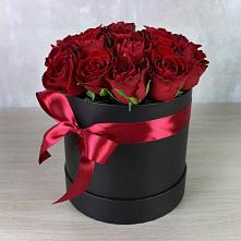 Цветочная композиция из Розы в шляпной коробке в Большие Колпаны