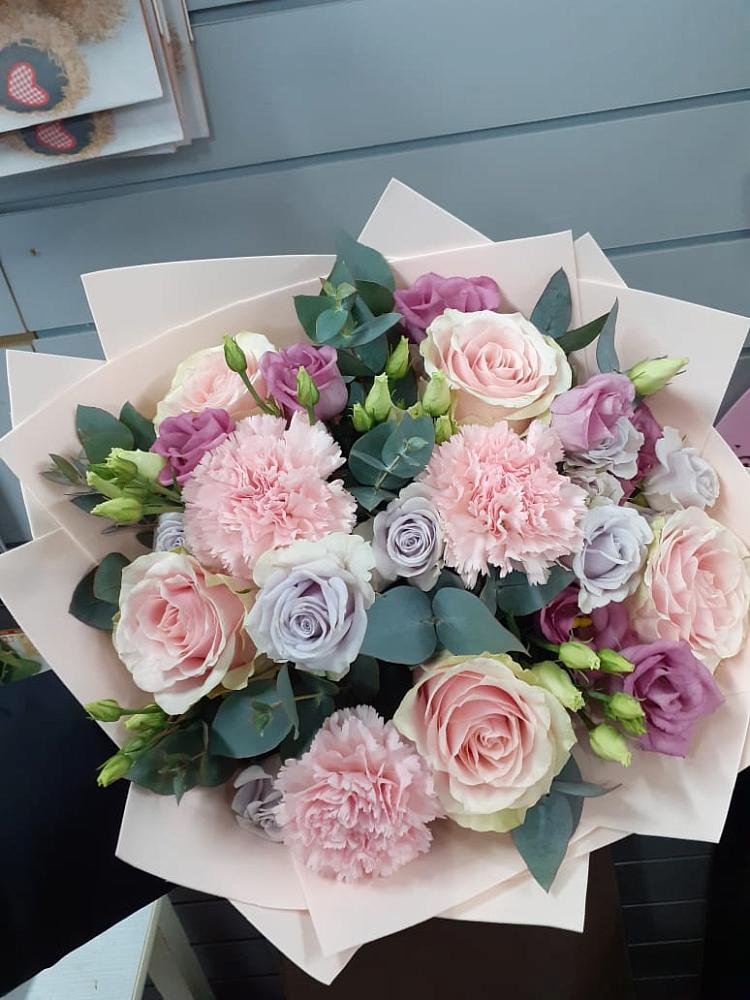 Букет цветов из: Розы, Гвоздики и Лизиантусы в Большие Колпаны