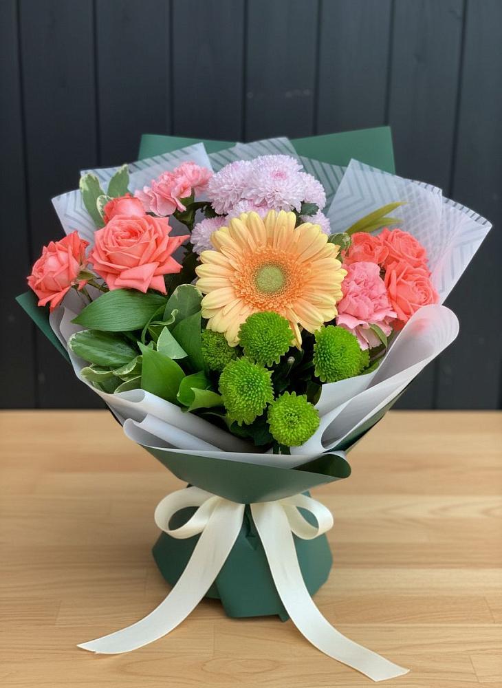 Букет цветов из: Гвоздики, Розы, Герберы и Хризантемы в Большие Колпаны