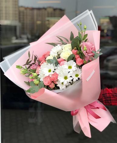 Букет цветов из: Розы, Лизиантусы и Хризантемы в Большие Колпаны